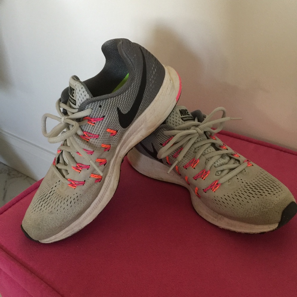 EUC NIKE ZOOM Pegasus 33 Black Swoosh  Women’s Size 8 Tennis Shoe Grey Pink